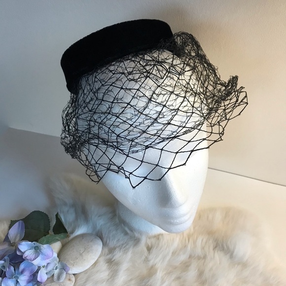 Vintage 1950/60s Black Velvet Pillbox Hat Netting - Picture 2 of 7